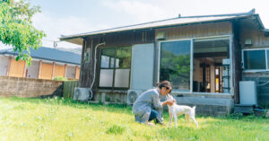 風ぬける川辺の宿