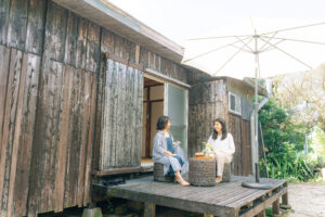 小路ぬける砂浜の宿