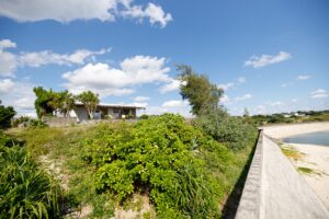 だんだん芝生と海の宿