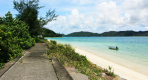 小路ぬける砂浜の宿
