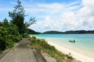 小路ぬける砂浜の宿