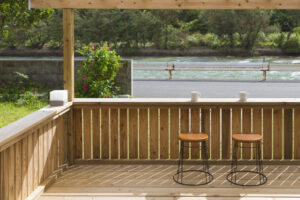 風ぬける川辺の宿