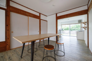 風ぬける川辺の宿