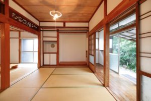 小路ぬける砂浜の宿