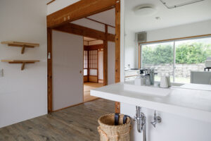 風ぬける川辺の宿